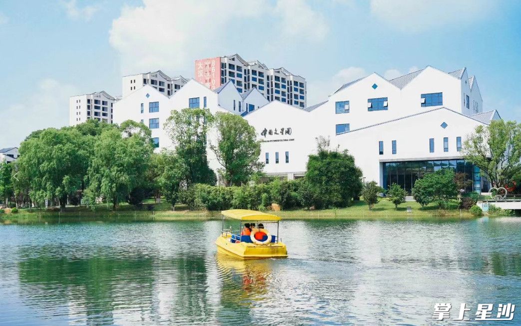 在龙喜水乡，坐游船游湖，可以清晰地看见湖底水草和鱼儿。均为县文旅局供图