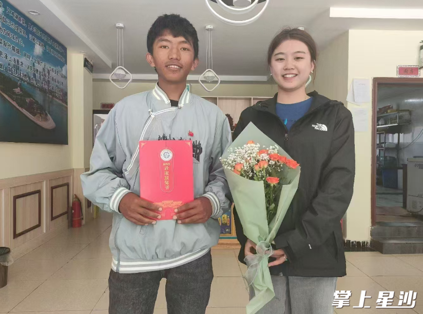 看到西藏小伙伴收到大学录取通知书，唐香毓比自己被录取了还要高兴。