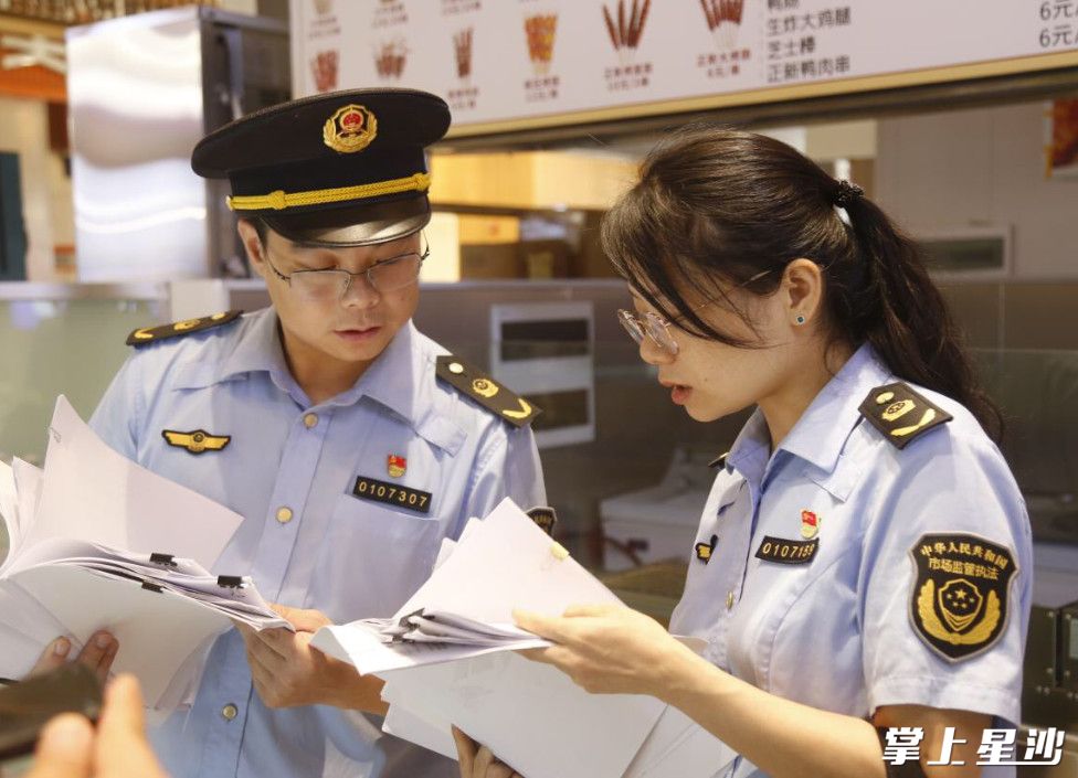 图为工作人员现场核查餐饮单位经营场所。