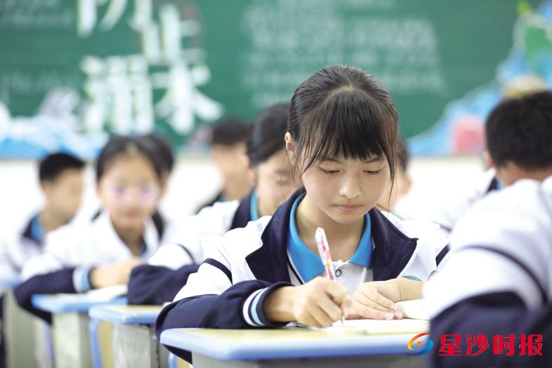 　　长沙县春华中学的学生在乡镇也能享受到与城里学校无差别的教学环境，图为该校学生正在认真上课。李杰 摄
