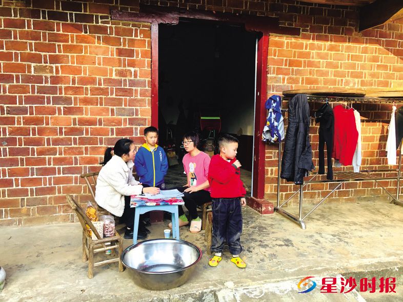 　　陈丽娜（左一）在学生家中家访。县文明办供图