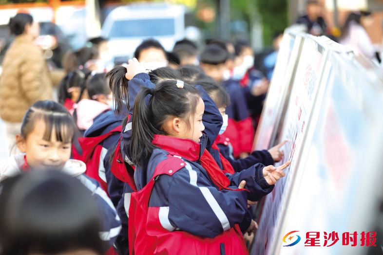 　　在长沙市大同星沙第二小学校园，学生们在学习普法知识。李杰 摄