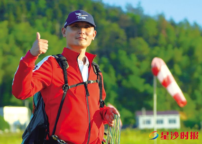 　　长沙县金井镇龙华山滑翔伞基地负责人凌波正准备体验飞滑翔伞。　　均为金井镇供图