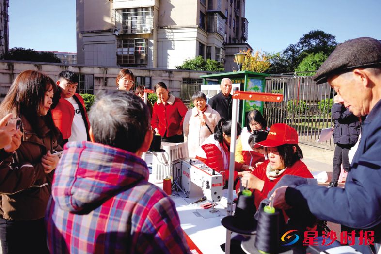 　　黄花镇社工站、镇妇联联合“肚子缝纫姐”唐漫霞（右二）开展爱心缝补服务，吸引不少居民前来缝补。吴婉沁 摄