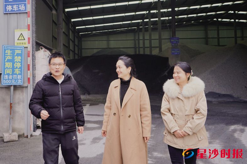 　　黄花镇经济发展办公室党员干部走访长沙太空金路桥材料有限公司。　　吴婉沁 摄