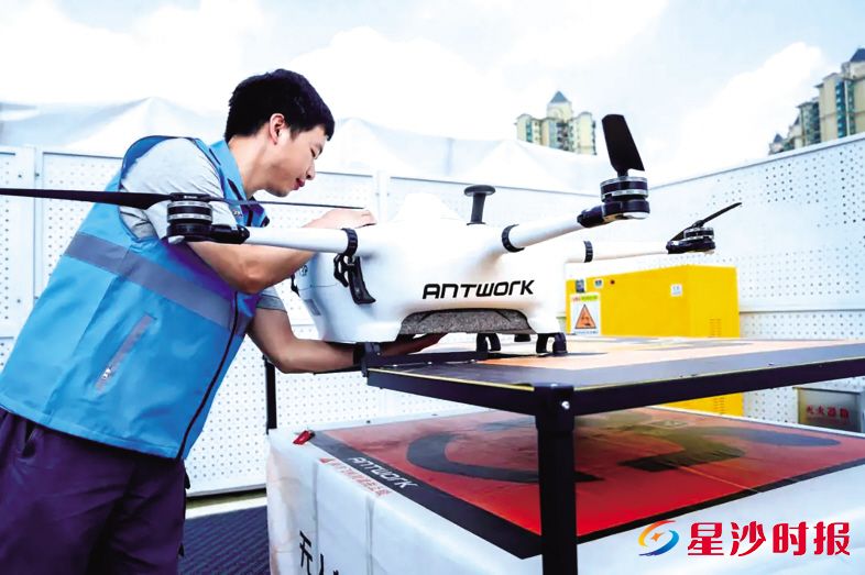 　　湖南智航飞购科技有限公司工作人员正操纵无人机进行配送。李丹 摄