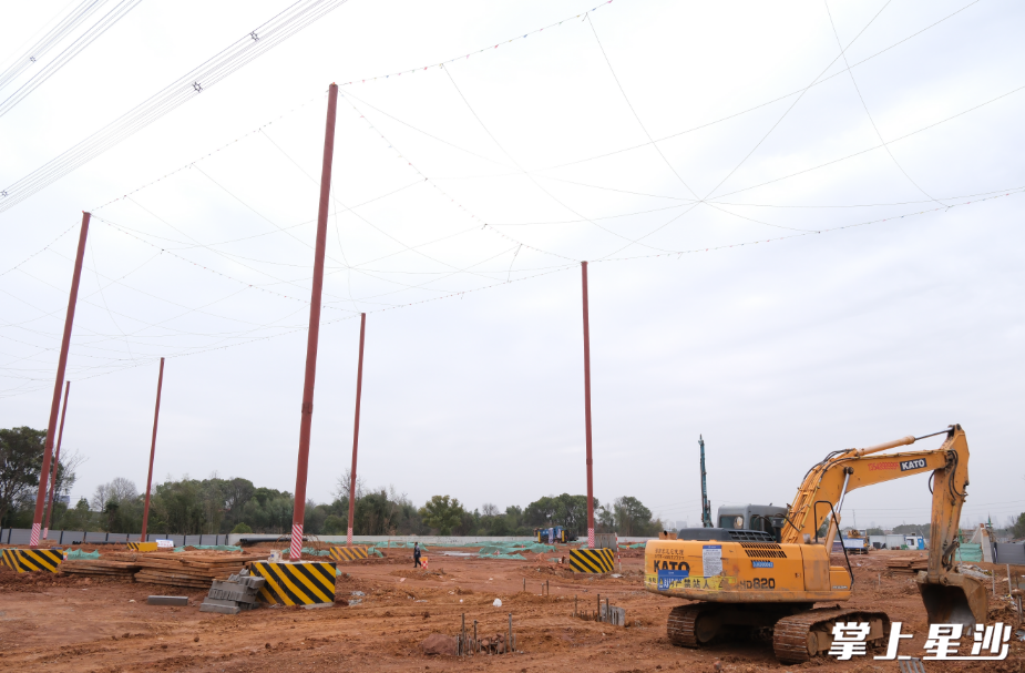 华夏特变智能装备制造基地项目建设现场。