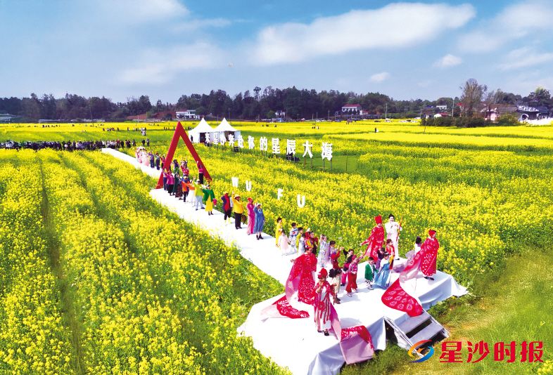 　　3月16日，“星城无处不飞花”2025长沙春季文旅推广活动暨“放假哪里见·就在长沙县”花开江背启动式在长沙县江背镇五福村举行，当天接待游客突破4.5万人次，带动文旅综合收入超300万元。彭福宗 摄