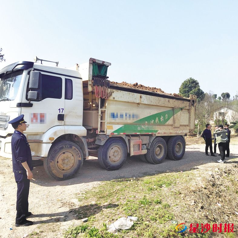 　　执法队员现场查处违规倾倒建筑垃圾车辆。 县行政执法局供图