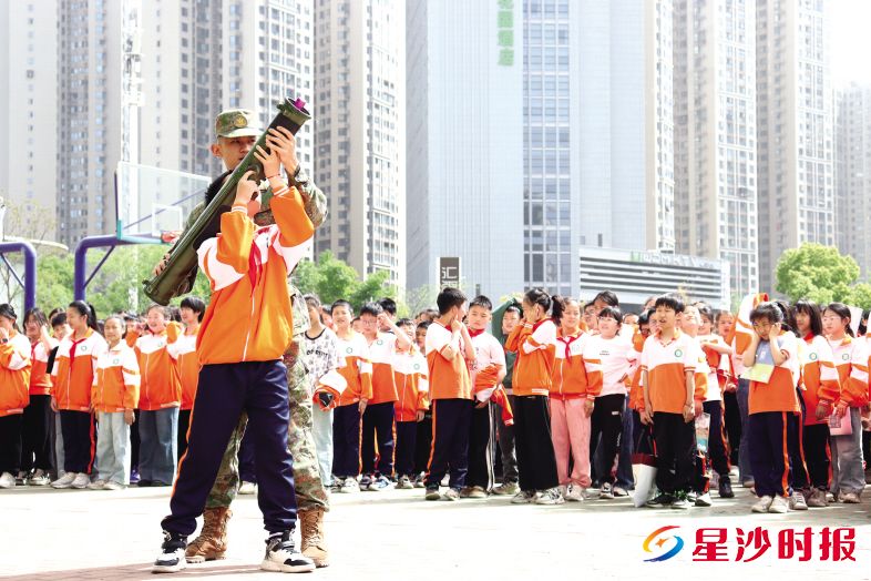 　　在昌济小学，学生在教官指导下体验仿真火箭筒发射演练，切身感受国防科技的魅力。长沙县国防动员办公室供图