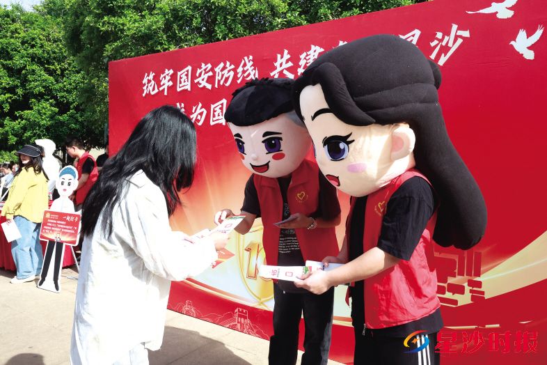 　　活动现场，“湘哥”“龙妹”向经过的居民们发放全民国家安全教育主题宣传折页。　　湘龙街道供图