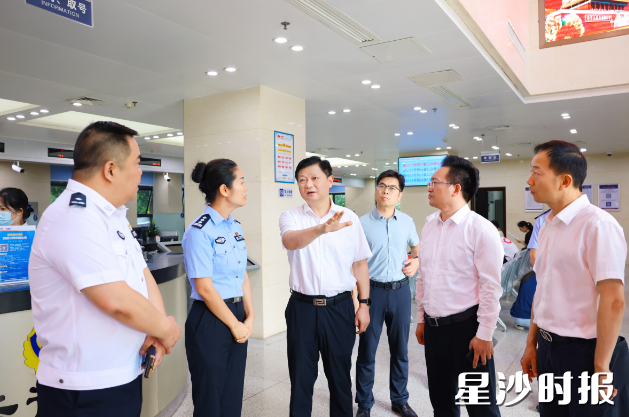 付旭明在长沙县公安局，听取学习教育开展情况，调研办证难等问题。
