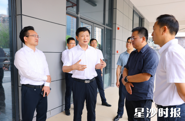 付旭明在星城控股集团封刀岭地下交通枢纽工程，听取学习教育开展情况，调研项目建设情况。