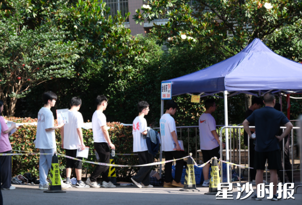 长沙市明达高级中学考点，考生排队有序进入考场。李杰 摄