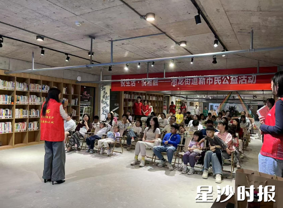 附近居民在美邻空间参加长沙市图书馆端午主题活动。