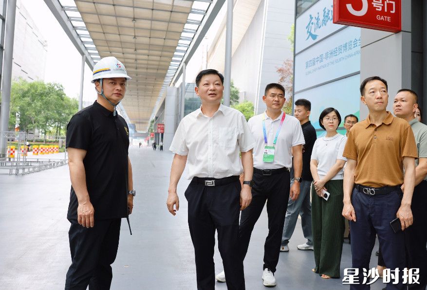 付旭明在长沙国际会展中心北登录厅，检查博览会筹备工作。均为曾诗怡 摄