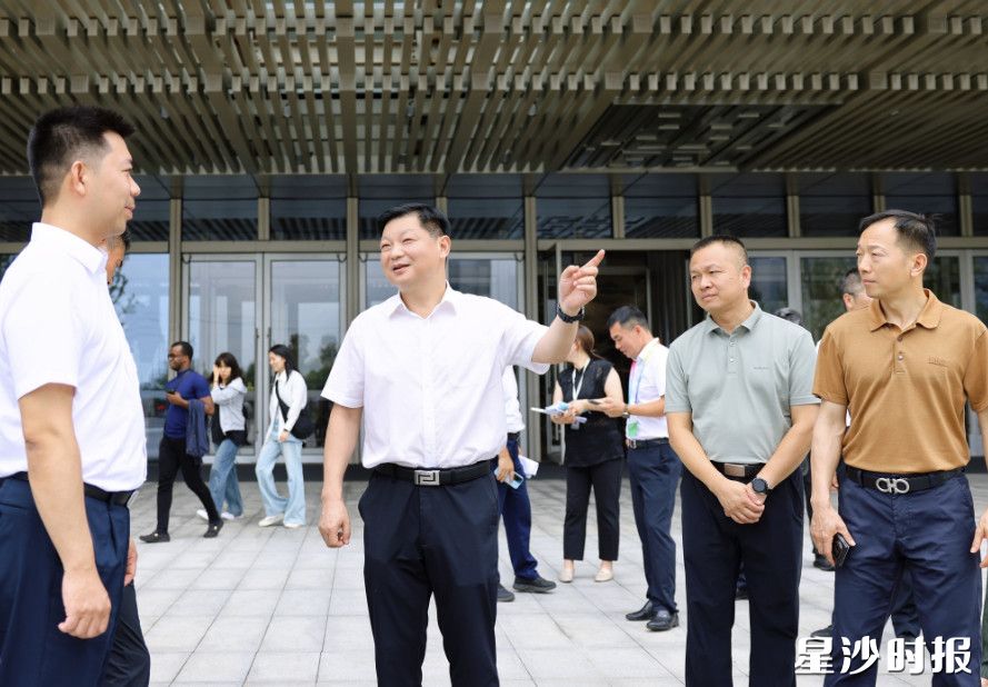 付旭明在长沙国际会议中心东门，检查博览会期间会务保障筹备情况及安保工作。