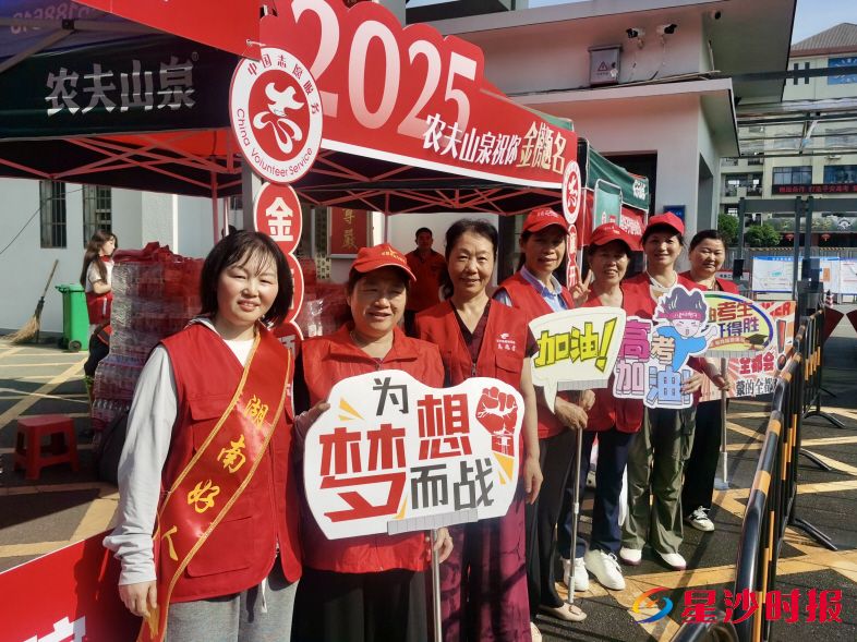 　　■梨街道组织志愿者爱心护考服务队，在长沙市鹿芝中学考点周边开展高考护航行动。赵佳慧 摄