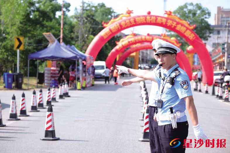 　　交警指挥考点周边交通。李杰 摄