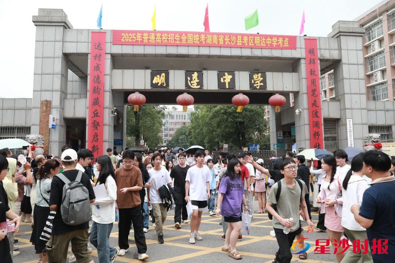 　　随着地理考试结束，长沙市明达高级中学考点部分考生结束高考，自信走出校园。谭园 摄