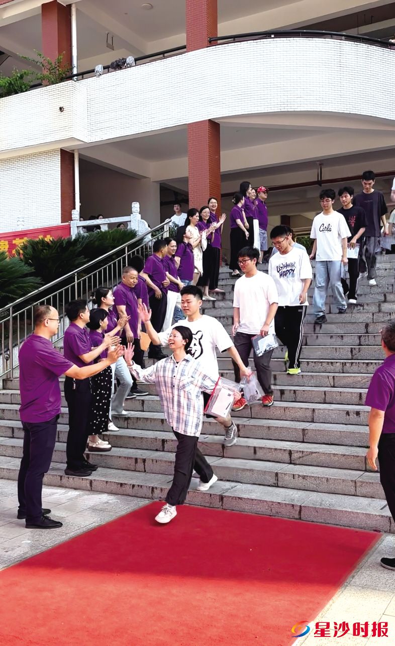 　　6月7日早上，长沙县第一中学校老师和考生击掌加油，愿全体考生“一击即中”。李文焱 摄