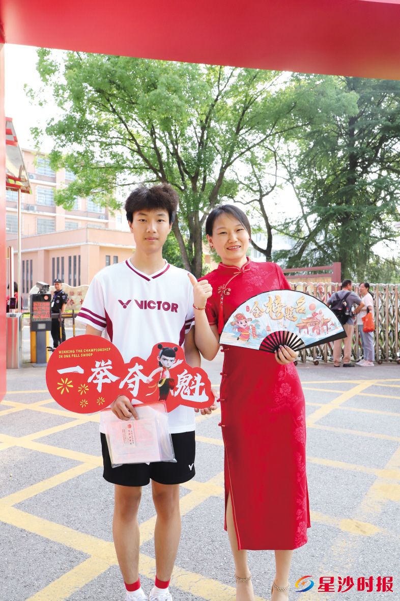 　　长沙市协均中学考点，考生家长身穿红色旗袍，祝考生“旗”开得胜。阮霖浩 摄