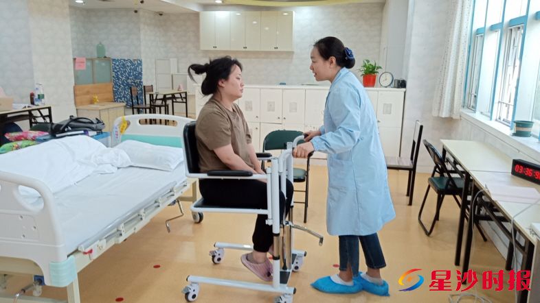 　　湖南国医职业技术学校养老护理员进行培训实操。        学校供图