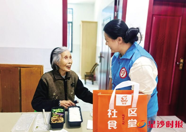 　　泉塘街道阳高社区电力职院居家养老服务站社工为独居老人送餐。　　县民政局供图