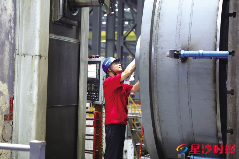 　　在生产车间内，陈建军正测量变速箱各齿轮安装孔的孔径。 　　周汝洁 摄