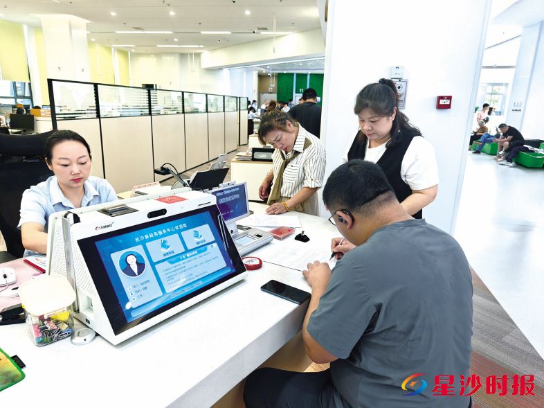 通过系统互联、信息共享,在不动产登记过户完成的瞬间,维修资金账户的同步过户在后台“静默”完成。图为市民在政务服务大厅不动产登记窗口办理过户。 彭娴 摄