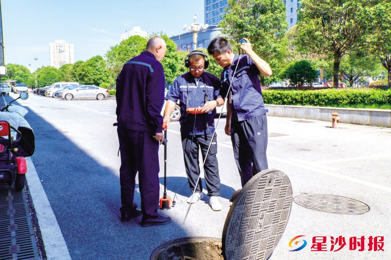 　　头戴“听诊器”，星沙水务探漏小组像老中医一样侧耳倾听地下的水流声，凭借敏锐的直觉精准定位漏点。　　杨源 摄
