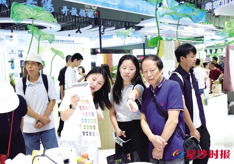 　　第四届中非经贸博览会现场，市民正在咖啡展台前了解情况。李杰 摄