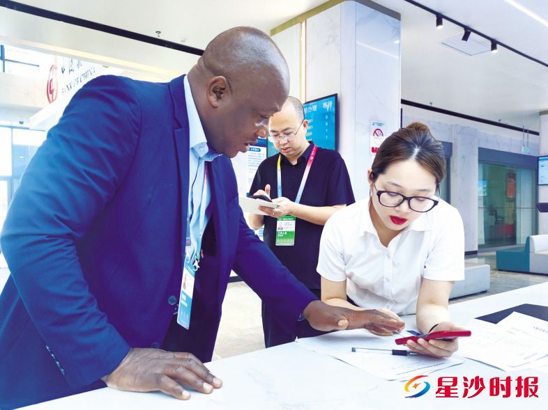 　　在长沙自贸临空区政务服务大厅，工作人员娴熟用外语与非洲客商交流。长沙自贸临空区供图