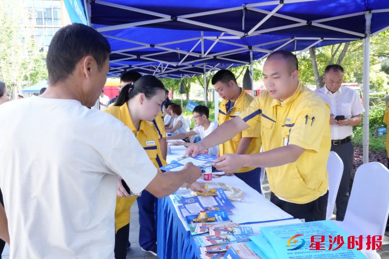 　　长沙经开区2025年“安全生产月”宣传咨询活动现场，燃气工作人员正在为市民发放宣传单。　　杨欣雨 摄