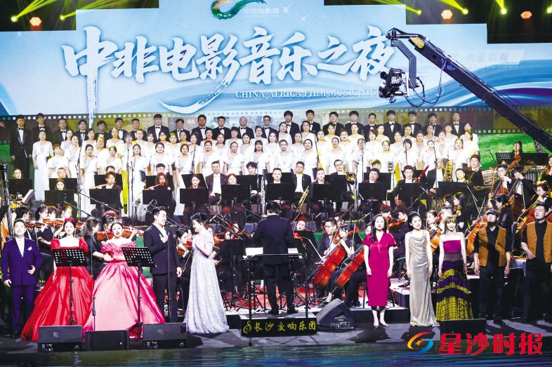 　　长沙县教师在湖南大剧院的舞台上进行演出。长郡双语星沙学校供图