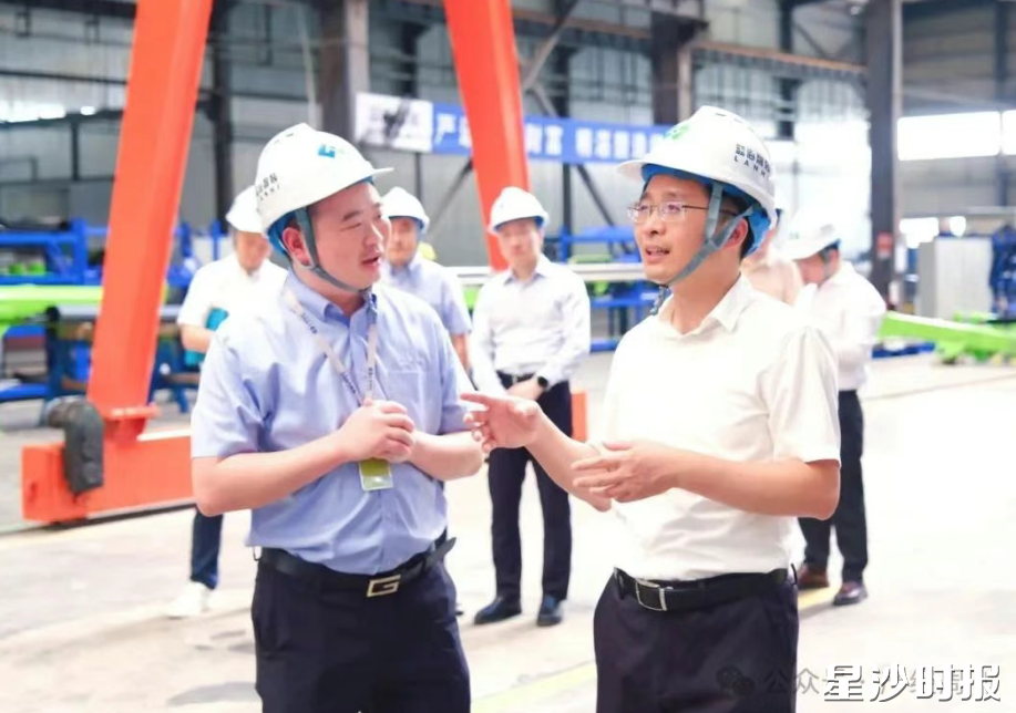蒋红波在湖南蓝海智能装备有限公司调研生产线。