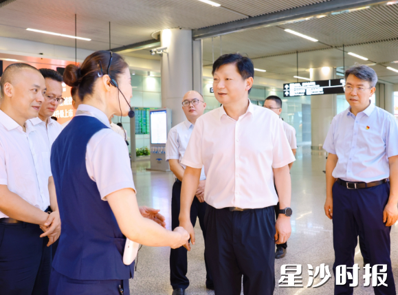付旭明在黄花国际机场大学生创业服务接待站，调研服务接待站建设及运营等工作。均为曾诗怡 摄