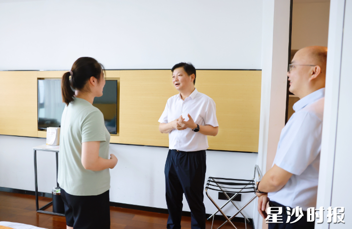 付旭明在青年人才驿站-“力量之都站”，调研驿站建设及运营情况。