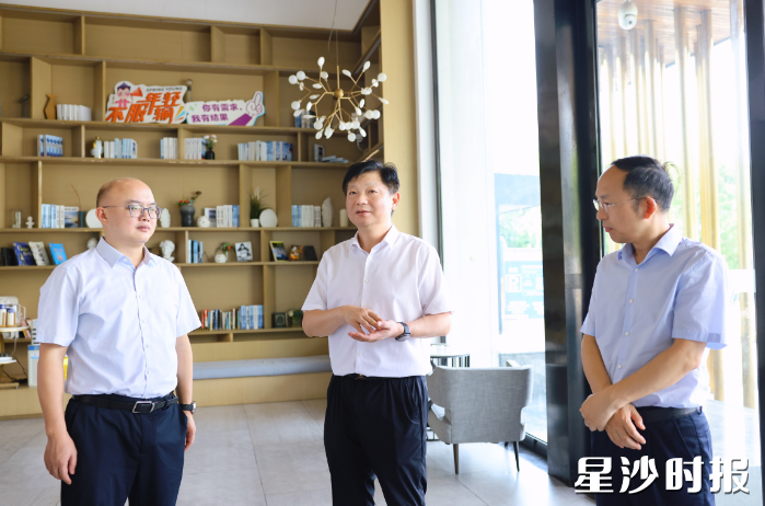 付旭明在原青年人才驿站“安歆·品御酒店”，调研标识标牌整改情况。
