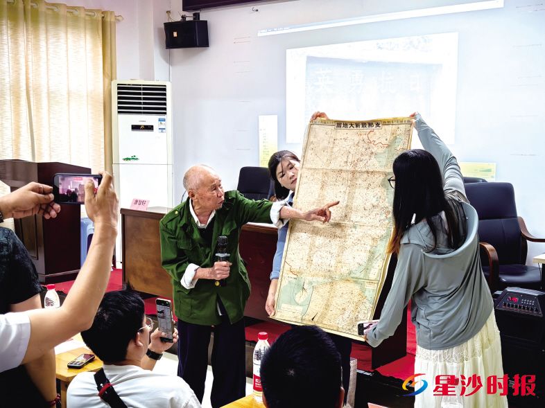 　　捐赠仪式上，刘金国向大家介绍地图内容。受访者供图