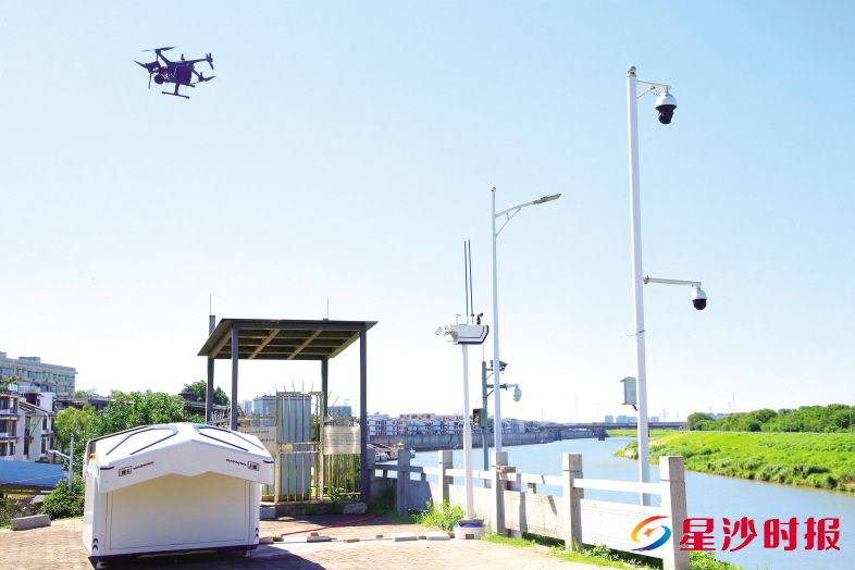 　　浏阳河长沙县双桥港口站附近，一架无人机在空中不断盘旋，循环播放防溺水安全知识。长沙自贸临空区供图