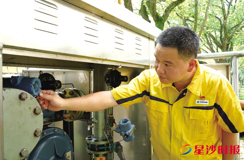 　　压力智能检测设备主要对管道系统的进口和出口压力进行实时监控。杨欣雨 摄