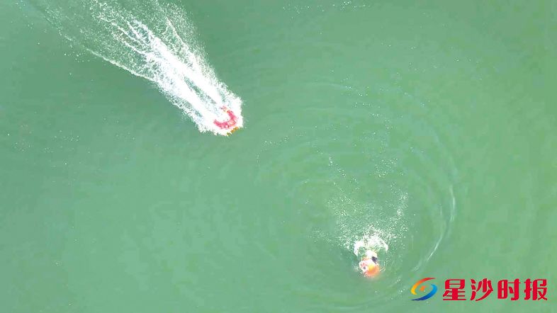 　　图为演练现场，橙色的智能救生圈在消防员的操作下迅速赶往落水者身边展开营救。金井镇供图