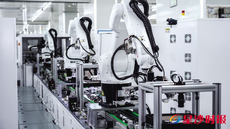 　　蓝思科技高度自动化生产线。   企业供图