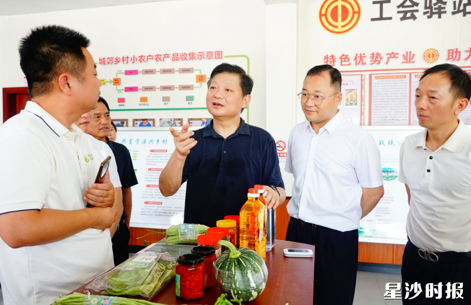付旭明在高桥镇农副产品展示中心，调研同心片区发展和集体经济、农副产品销售情况。