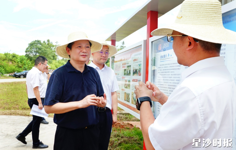 付旭明在湖南正发绿壳蛋鸡全产业链循环农业产业园，调研项目建设和发展情况。