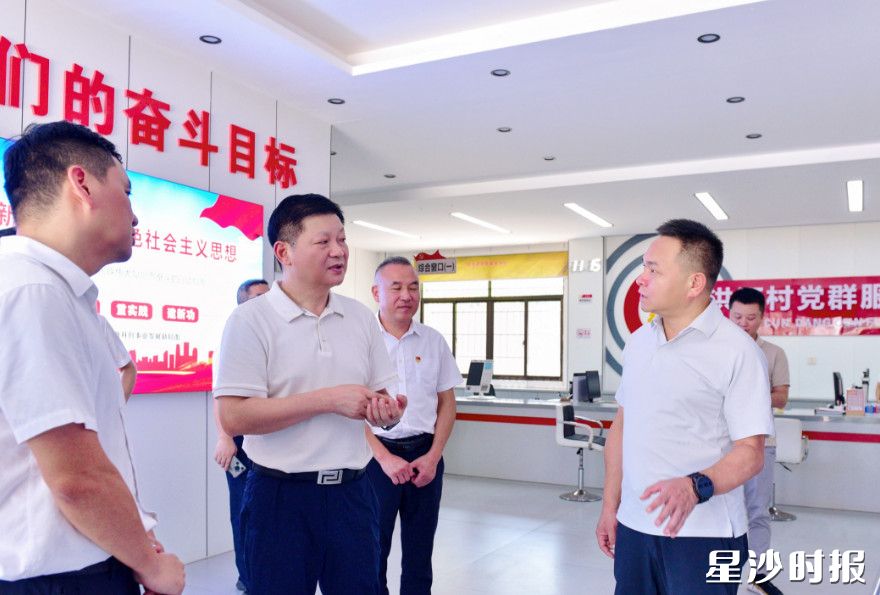 付旭明在洪河村村委会，调研青山铺镇二轮土地延包工作。