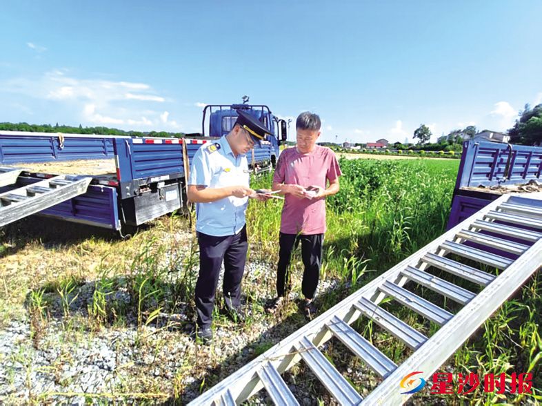 　　在春耕、夏种、秋收各个季节，执法队员都会到田间地头来普法、服务。长沙县行政执法局供图