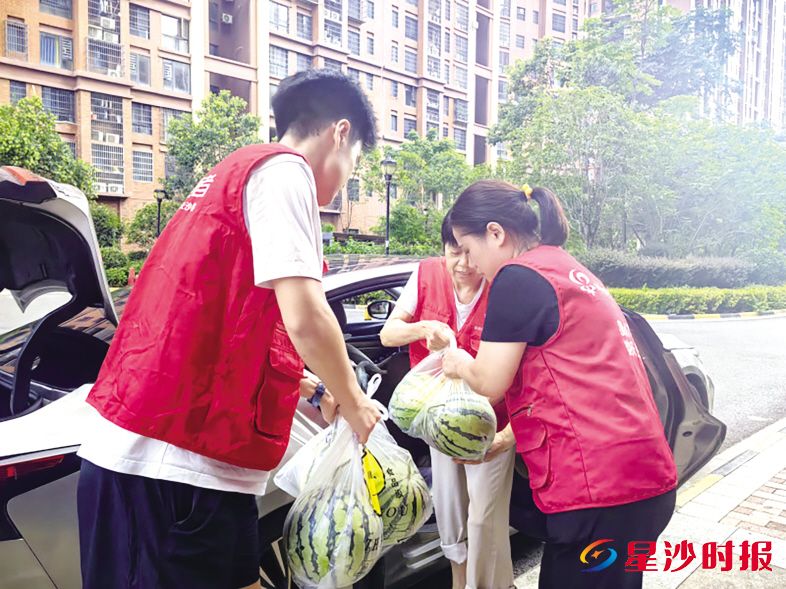 　　志愿者在现场有序搬运。泉塘街道供图