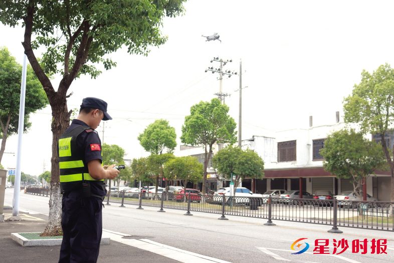 　　保利物业工作人员正使用无人机进行日常巡查。安沙镇供图